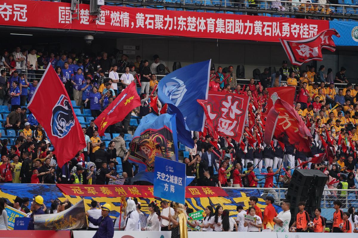 pg模拟器app-“苏超”应援“楚超”,泰州130余名球迷自驾7个半小时到黄石加油